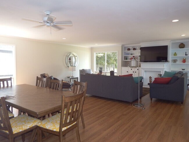 Building Photo - Three Bedroom in Popular Bermuda Run. MUST...