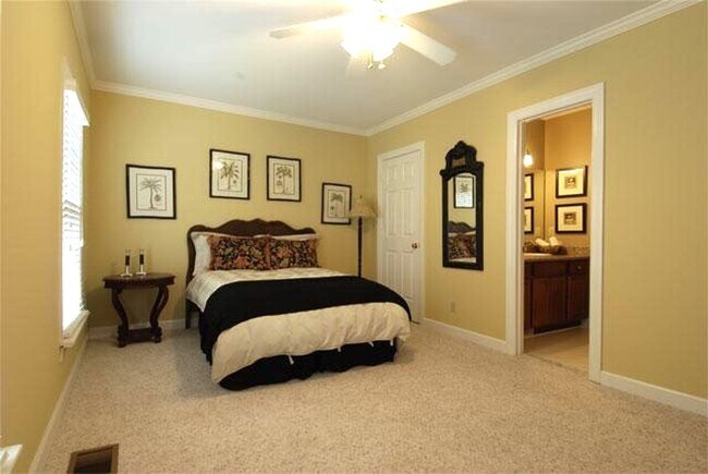 Foto del edificio - Green Hills living at its best. 2 BR 2.5 B...
