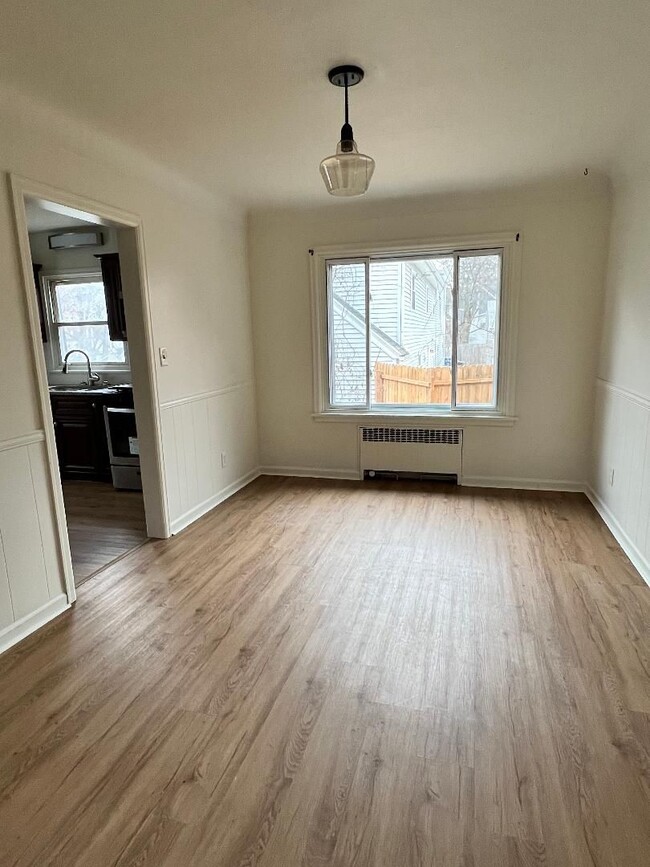 Building Photo - Spacious and updated single-family home!