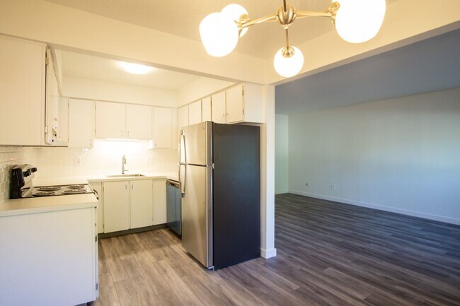 Foto del edificio - Off SE Belmont: Mid-Century 2Bdr w/ Parking!