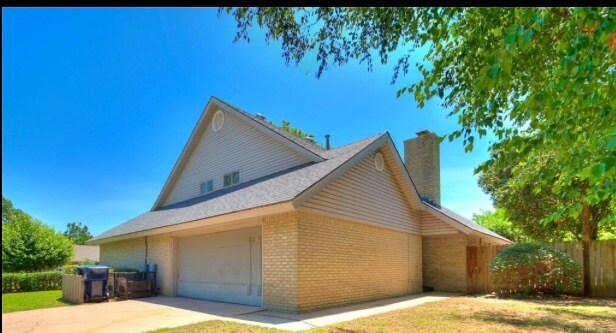 Building Photo - 4832 NW 26th St