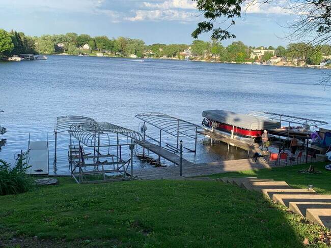 Foto del edificio - Quaint 2 bedroom, plus den, 1 bath on Okauchee Lake Appliances included: Microwave, Stove, Refrig...