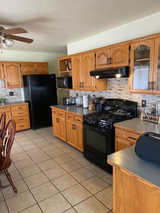 Building Photo - Beautiful Massive Home For Rent Shadle Area