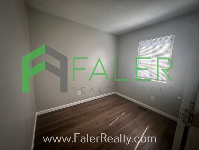 Building Photo - Update 2 bedroom condo - Move in ready!