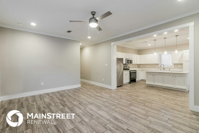 Building Photo - 8219 Crestview Dr