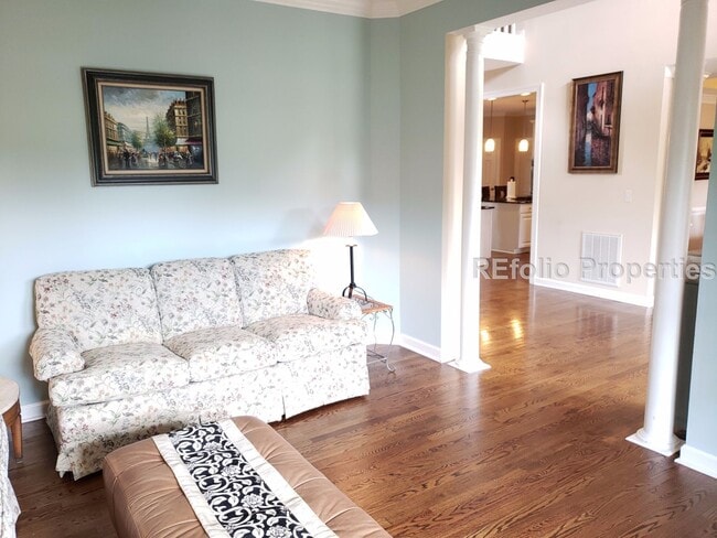 Building Photo - Stunning 6 Bedroom Home w/ Private Backyar...