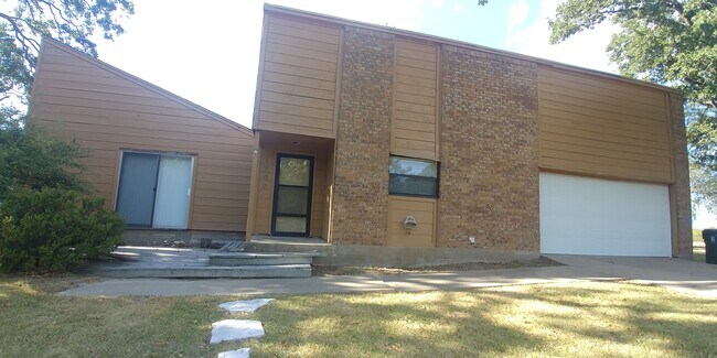 Building Photo - 1900 Pinewood Dr