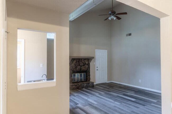 Building Photo - 2142 Valley Oaks Dr SE