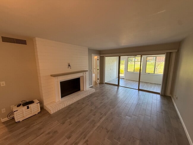 Foto del edificio - 4300 Bay Point Rd