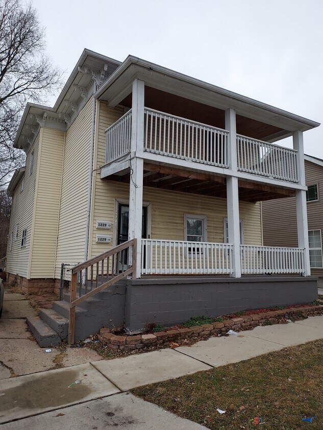 Foto principal - 1229 S Church St
