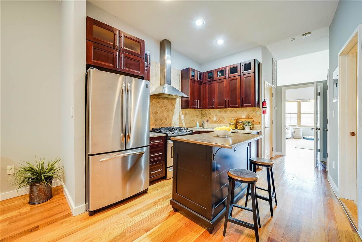 Foto principal - 221 Monroe St