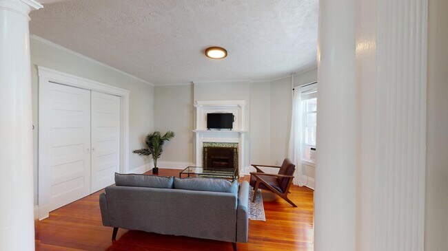 Building Photo - 40 Hewins St