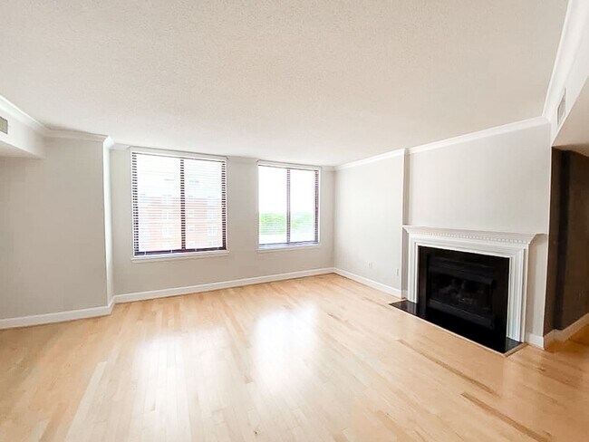Foto del edificio - Luxurious 2 Bed 2.5 Bath Condo In Sought A...