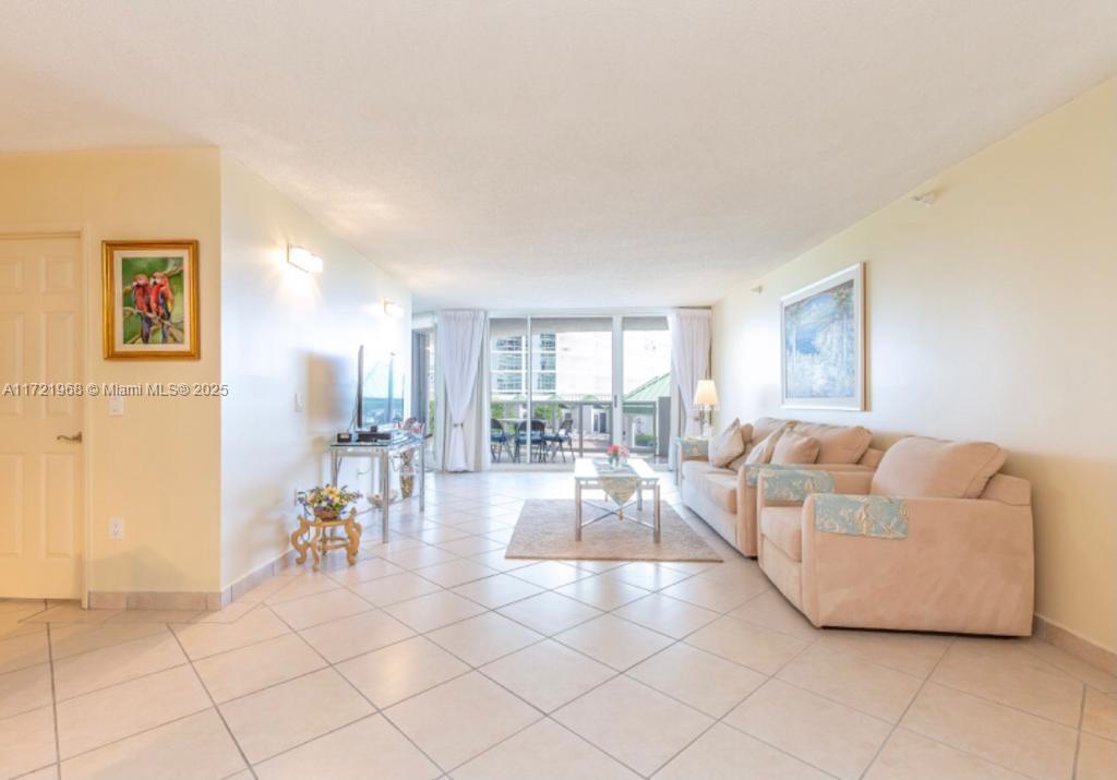 Foto principal - 16711 Collins Ave