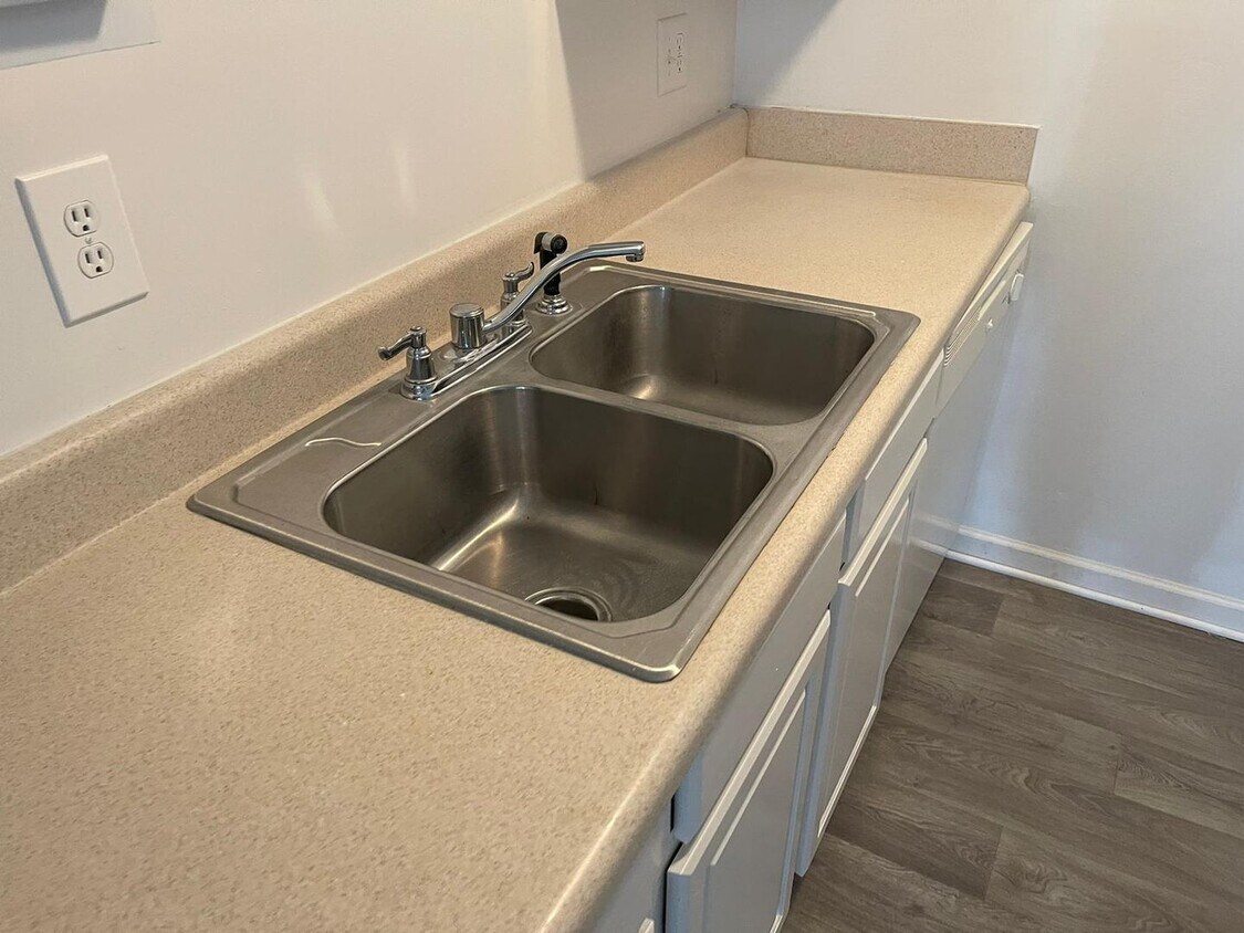 Foto principal - Modern 2-Bed, 1-Bath Oasis with Central Ai...