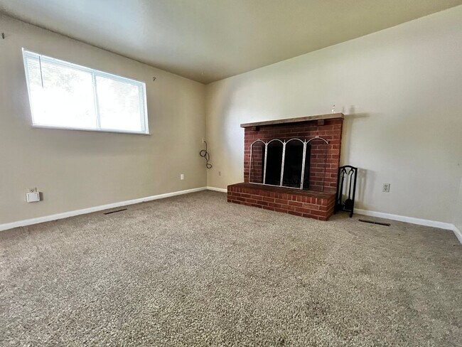 Foto del edificio - **Charming 2-Bedroom Downstairs Unit in Pr...