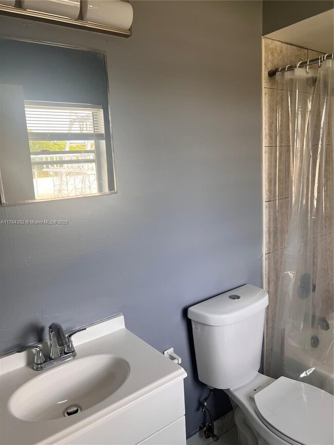 Building Photo - 2 bedroom in Hallandale FL 33009