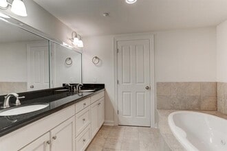 Building Photo - 914 Main St