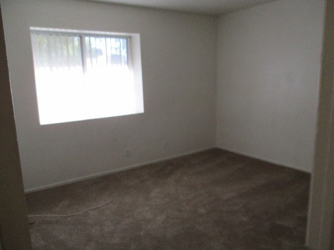 Building Photo - 3 br, 2 bath Apartment - 2852 E KAREN AVE #1