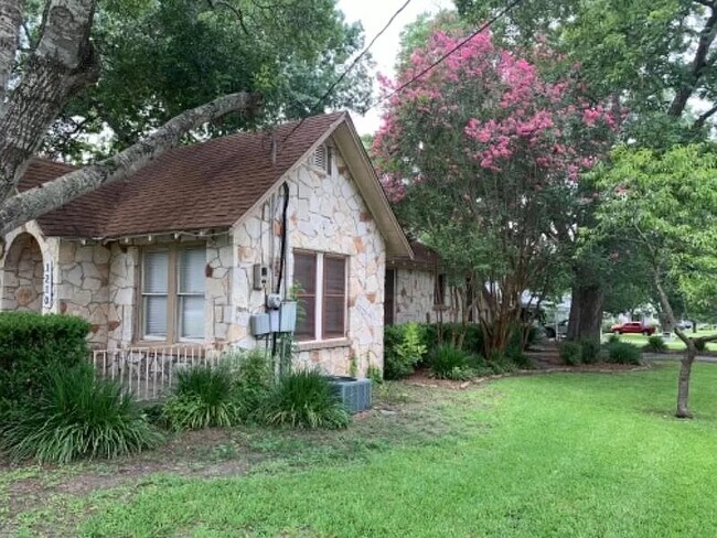 Building Photo - 1210 Stonewall St