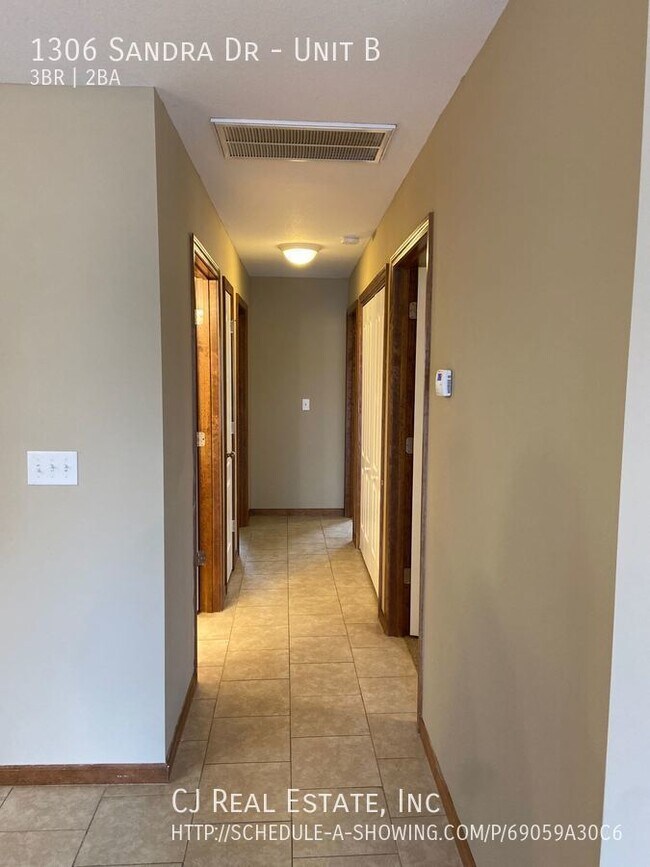 Building Photo - 1306 Sandra Dr