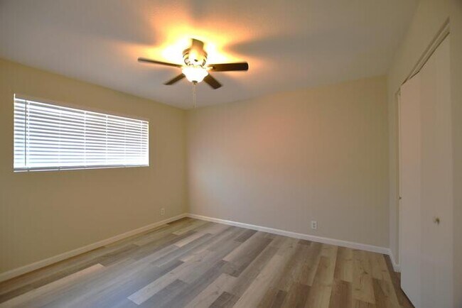 Foto del edificio - 301 N 85th Pl
