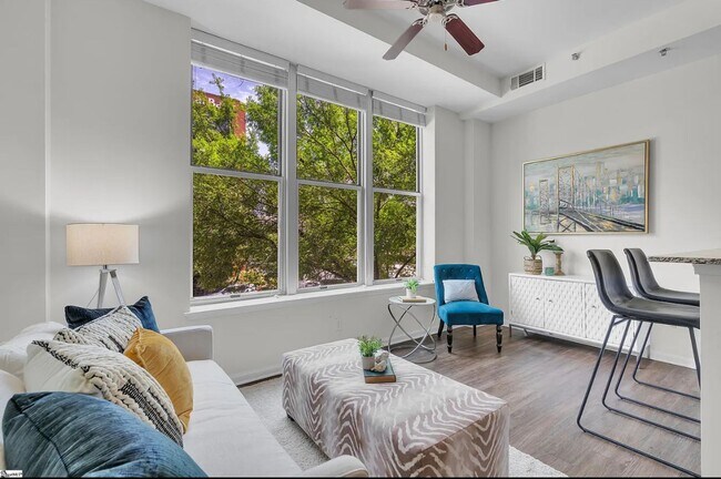 Foto del edificio - FULLY FURNISHED CONDO