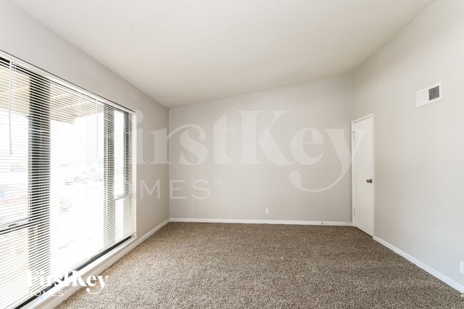 Building Photo - 255 Mohican Ln