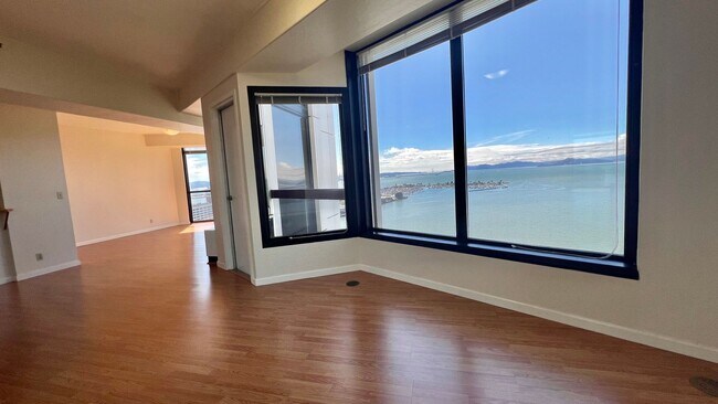 Building Photo - High Rise Living at its Best in Emeryville...