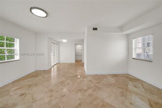 Building Photo - 1035 SW 9th Ct