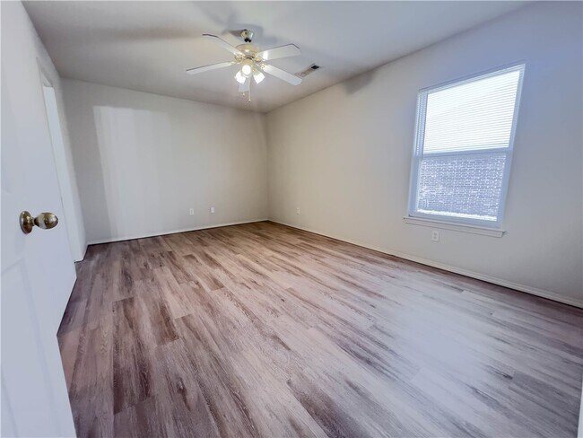 Building Photo - 4102-4102 SW Broadstone Ave