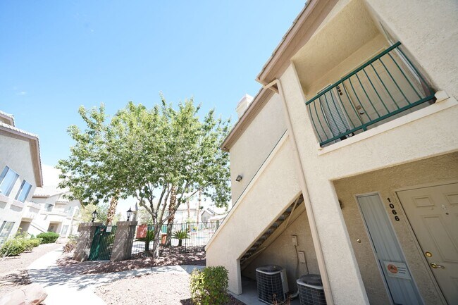 Foto del edificio - SHOWINGS AVAILABLE NOW