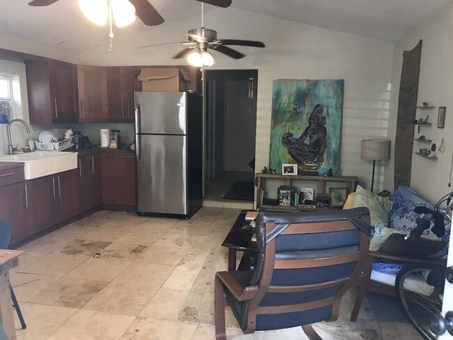 Building Photo - 1 Bedroom, 1 Bathroom House in Fifth Avenue