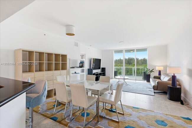 Foto del edificio - 14951 Royal Oaks Ln