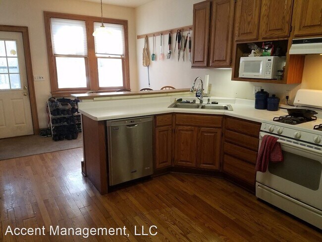 Building Photo - 5 br, 2.5 bath House - 2025 University Ave