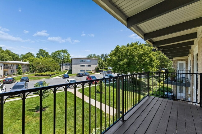 Building Photo - Location, Location, Location! Move-in ready, Offers 2 beds and 1 bed