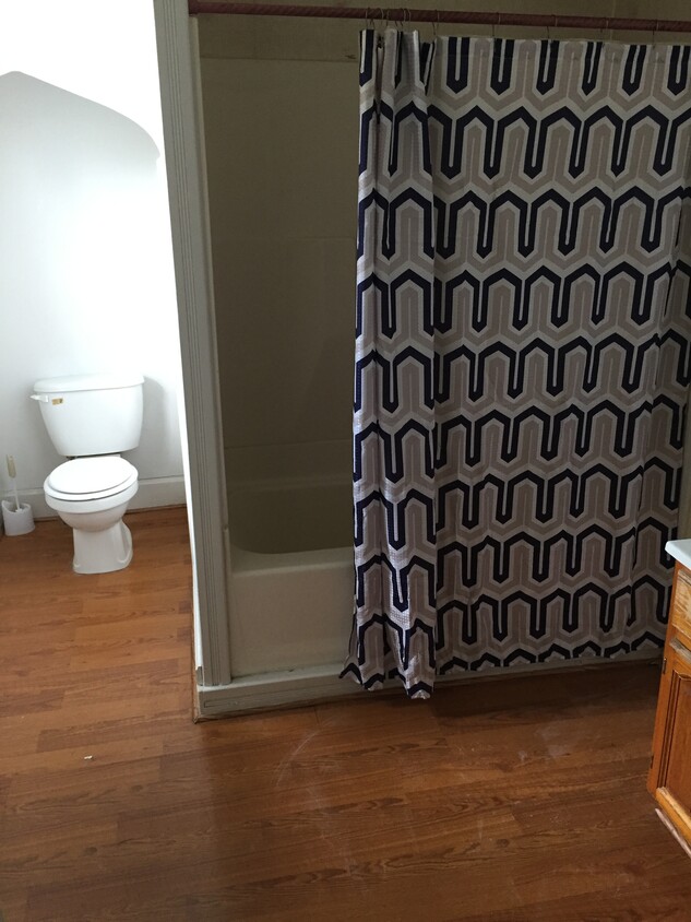 Large Bathroom - 14 E High St