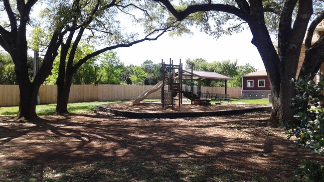Building Photo - 202 Royal Dr