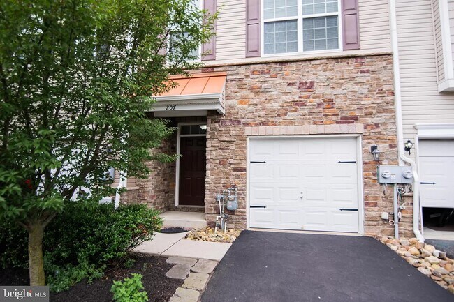 Building Photo - 207 Kinsale Ln