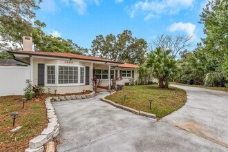 Building Photo - 2608 Oakwood Dr