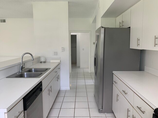 Foto del edificio - 8073 Aberdeen Dr