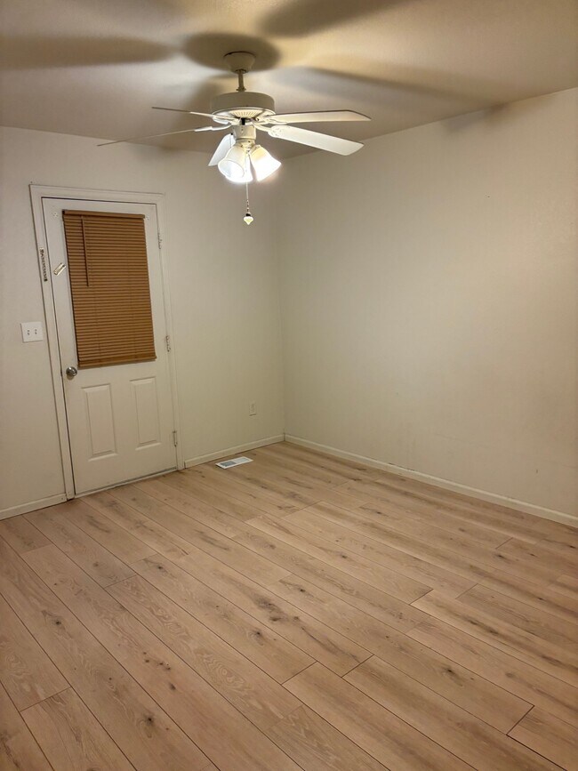 Foto del edificio - 857 E 20th Street Rd
