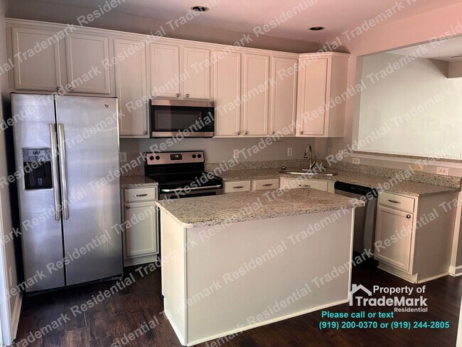 Building Photo - 3 bedroom 2.5 bath townhouse with garage