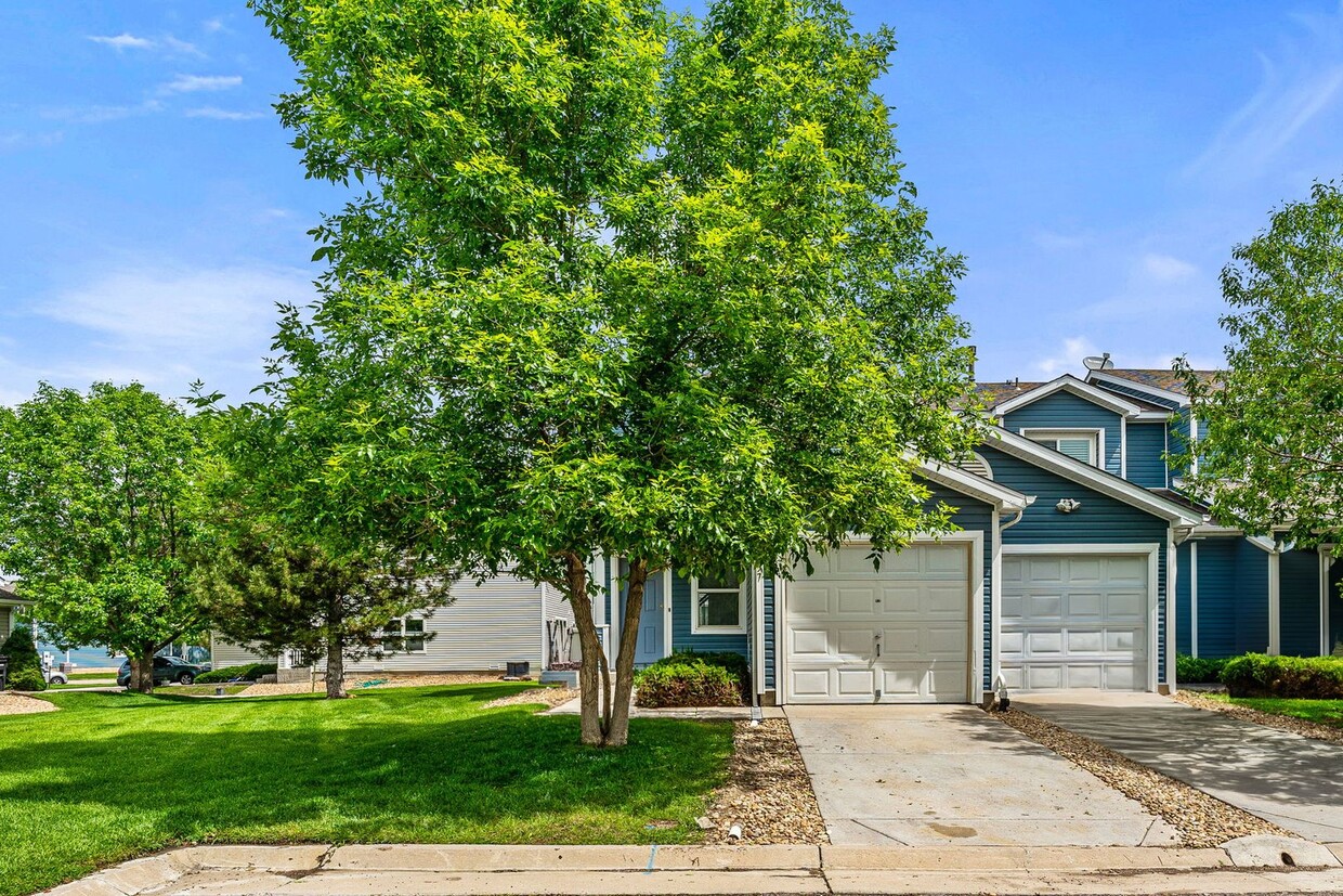 Primary Photo - End-unit townhome in Cherry Creek School D...