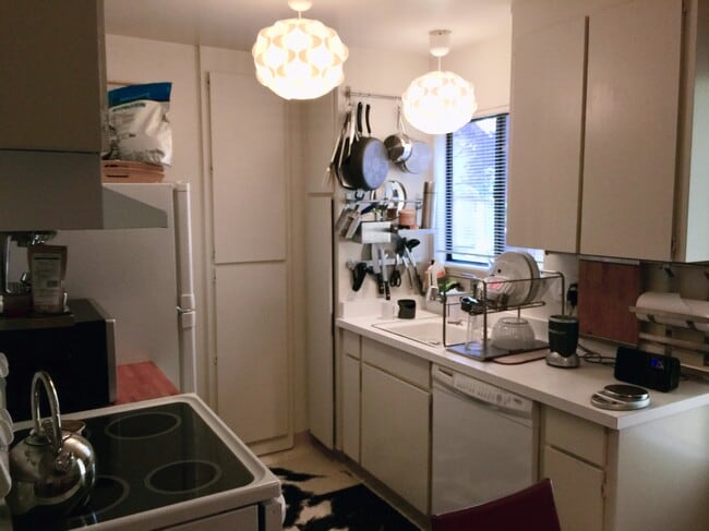 Kitchen - 2516 W Middlefield Rd
