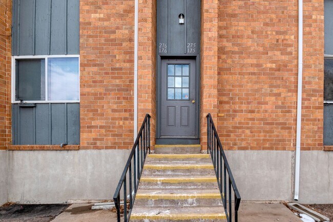 Building Photo - Adorable updated 2 bdrm condo in quiet est...