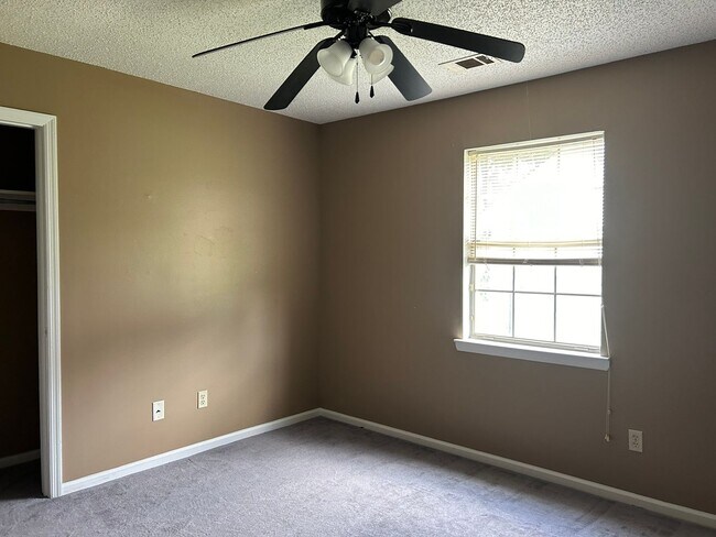 Foto del edificio - 702 Woods Ct