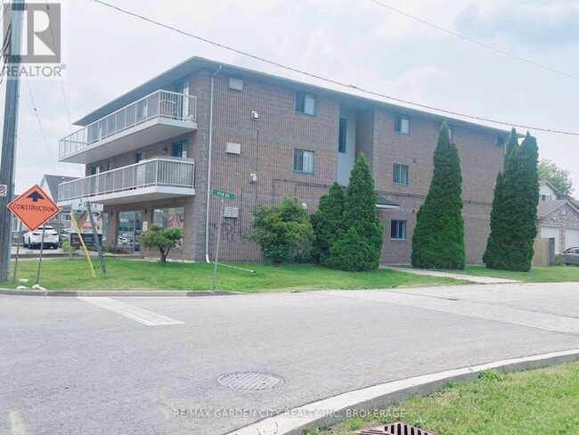 Building Photo - 210-210 Pelham Rd
