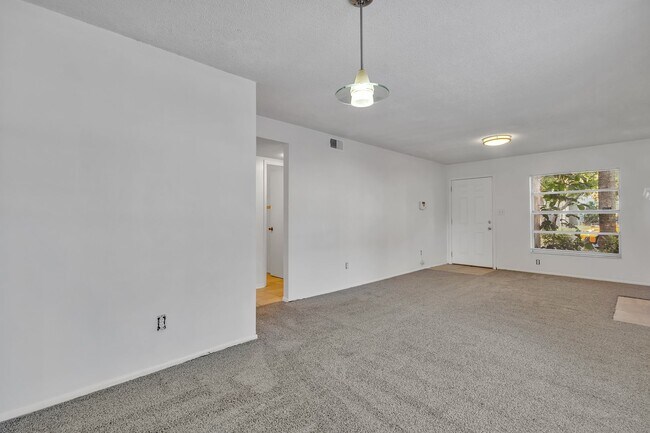 Foto del edificio - Beautiful 2/2 Condo close to the Orlando International Airport. 1st floor.