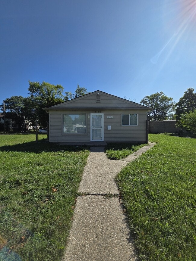 Building Photo - 16136 Log Cabin St